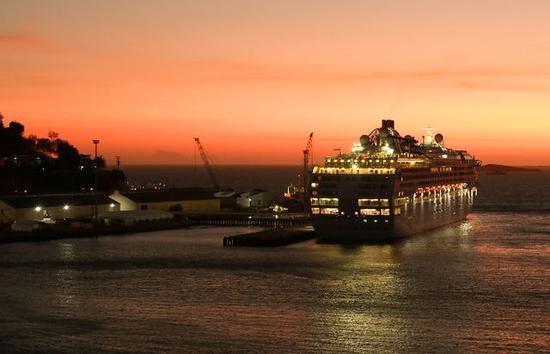 11月13日，“太平洋探索者”号邮轮停泊在巴新首都莫尔兹比港岸边。（新华社记者庞兴雷摄）