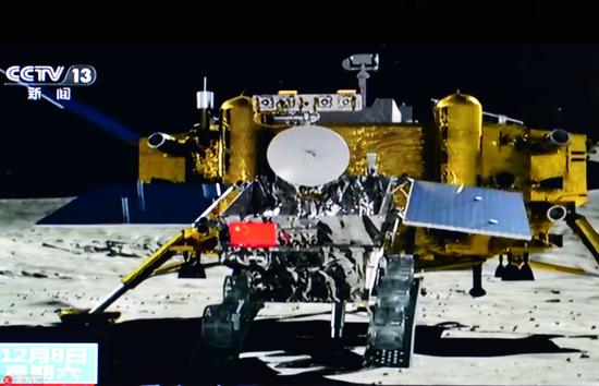 嫦娥四号探测器在月背着陆动画演示，图片来源：东方IC。