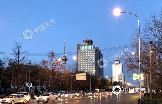 今晨北京天空晴朗,寒意十足。(图/王晓)