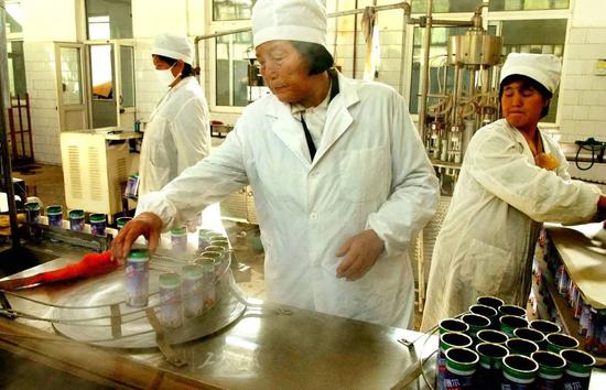 2002年,申纪兰在西沟村的农产品深加工企业现场办公