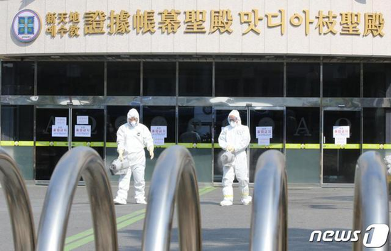 工作人员在“新天地”教会前水消毒。(news 1)