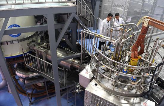 工作人员在中科院合肥物质科学研究院查看混合磁体装置（2017年9月27日摄）。新华社记者 刘军喜 摄