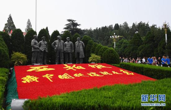游客在西柏坡纪念馆广场参观(2017年6月30日摄)。新华社记者 王晓 摄