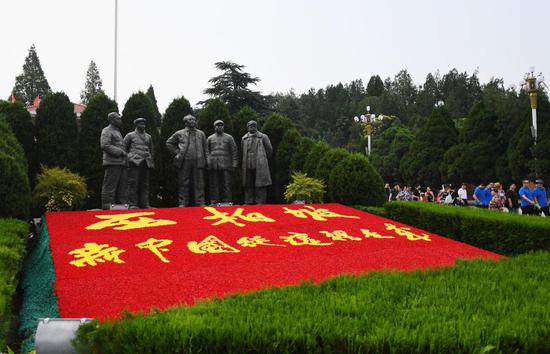 游客在西柏坡纪念馆广场参观(2017年6月30日摄)。新华社记者王晓摄