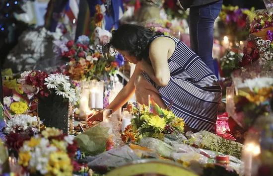  美国佛罗里达州奥兰多一家夜总会在2016年6月12日发生的枪击案导致49人死亡，图为2017年6月12日，一名女子在夜总会参加悼念活动。
