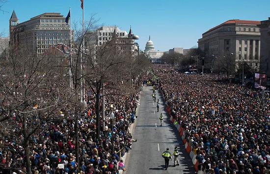 2018年3月24日，美国首都华盛顿，示威者参加游行呼吁控枪。