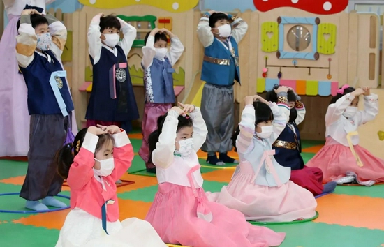 ▲2021年2月9日,韩国光州一家日托中心的孩子们集体比心迎接新年。图/IC PHOTO
