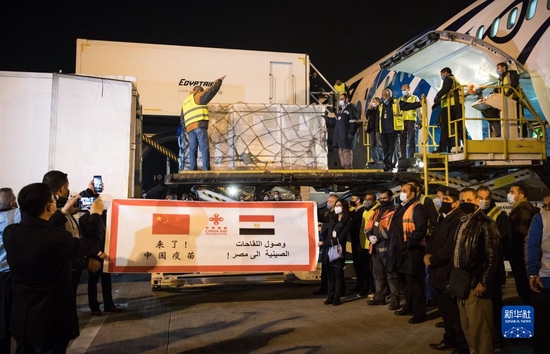  2021年2月23日，中国援助埃及的首批新冠疫苗抵达埃及开罗国际机场。新华社记者 邬惠我 摄