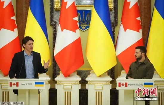 当地时间5月8日，加总理特鲁多和乌总统泽连斯基在基辅会晤后出席新闻发布会。