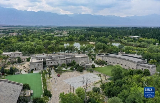 游客在宁夏志辉源石酒庄参观游玩（2020年7月22日摄，无人机照片）。新华社记者 冯开华 摄