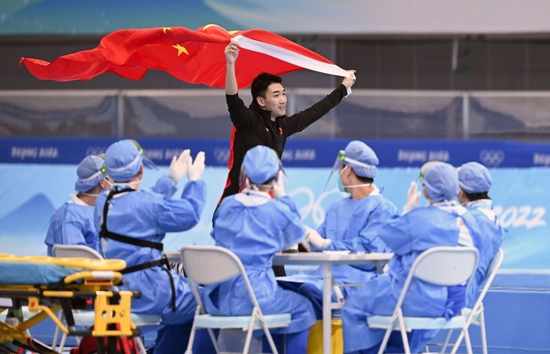 2022年2月12日，中国选手高亭宇在北京2022年冬奥会速度滑冰男子500米决赛后庆祝夺冠。新华社记者 李尕 摄