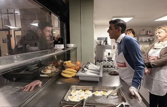 苏纳克与迪恩尬聊。图源：dailymail