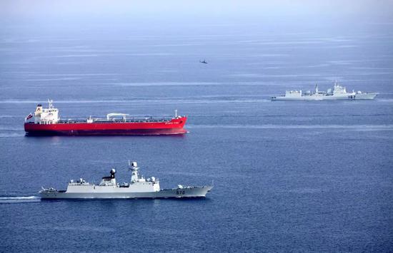 吾海军第一批、第二批护航编队共同为地41批商船进走说相符护航 (李唐摄影)