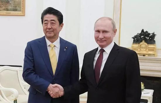 1月22日，俄罗斯总统普京在莫斯科会见日本首相安倍晋三。新华社/卫星社