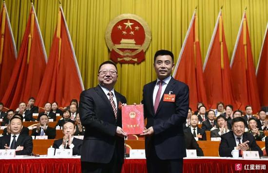 　　△市委书记刘超向新当选的市人民政府市长元方颁发当选证书