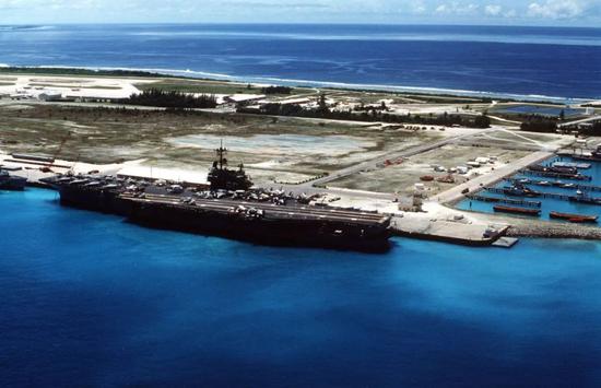  ▲资料图片：1987年，停泊在迪戈加西亚岛基地码头的美军“萨拉托加”号航母。