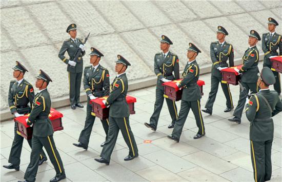4月4日，第六批在韩中国人民志愿军烈士遗骸安葬在沈阳抗美援朝烈士陵园。这是礼兵护送志愿军烈士遗骸棺椁。新华社记者 杨青 摄