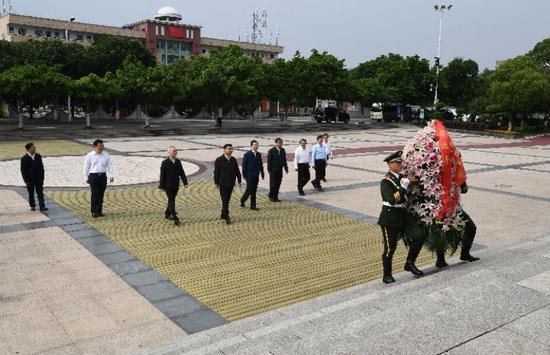 5月20日，习近平总书记来到江西考察调研，调研中前往赣州市于都县向中央红军长征出发纪念碑敬献花篮。