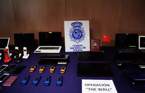 舌战法庭:跨国缉捕舌战法庭 中国警方海外行动比网剧还精彩 2018年6月1日,西班牙警方将“长城行动”中查获的物证交给中方。新华社记者郭求达 摄