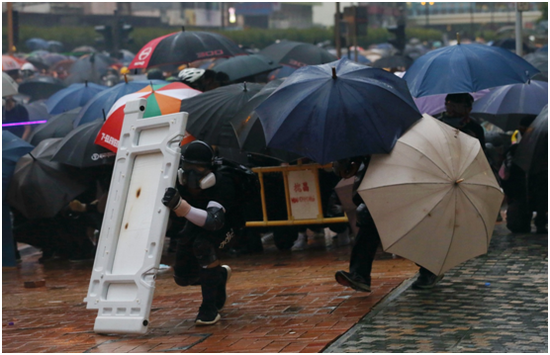 　25日，示威分子在香港荃湾设路障阻塞交通，他们的举动明显是受过训练的，分工明确。崔萌摄