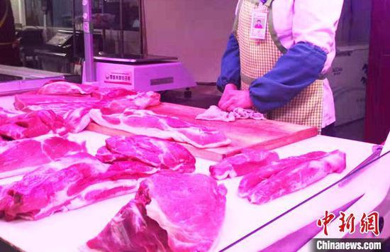 图为兰州大型超市鲜肉区。 张婧 摄