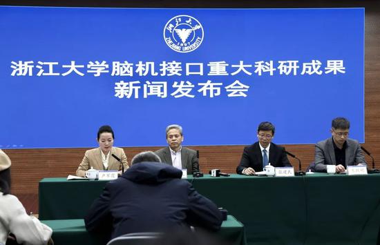 国内首例 72岁高位截瘫患者用意念喝可乐打麻将