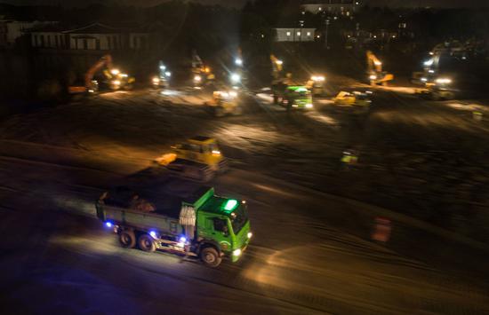 ↑ 2020年1月24日,在武汉火神山医院建设工地,大型机械加紧施工。