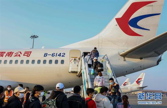  2月26日，云南省组织一批务工人员乘坐东航返岗包机前往山东烟台复工。新华社发（叶勤茹 摄）