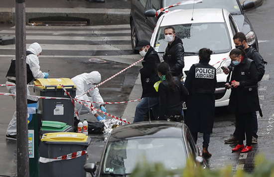  2020年9月25日，警方人员在法国巴黎持刀伤人事件现场附近调查。