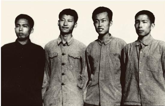  1973年上山下乡时期，习近平（左二）在陕西延川县。