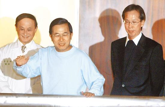 图为2005年陈水扁（中）在黄芳彦（右）陪同下赴台大健检，左为当年台大医院院长林芳郁。（图源：台媒）