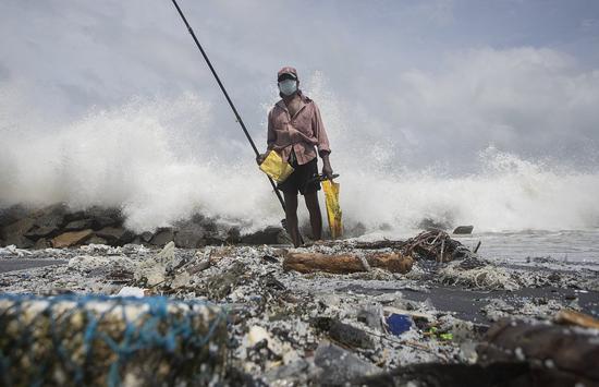 斯里兰卡海滩堆满大量污染物
