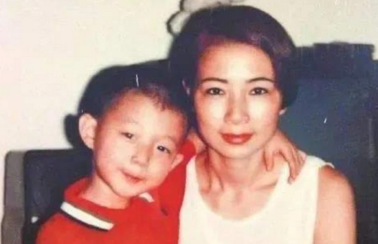 年轻时的仲小萍(右)与幼年霍尊.