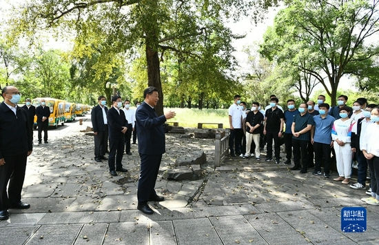 8月23日至24日，中共中央总书记、国家主席、中央军委主席习近平在河北省承德市考察。这是24日上午，习近平在承德避暑山庄考察时，同游客亲切交谈。新华社记者 谢环驰 摄