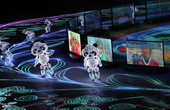 △“北京8分钟”，智能机器人控制着“冰屏”与24名轮滑演员，配合地面投影不断变幻曼妙舞姿。