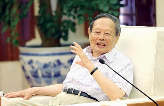 杨振宁逝世其好友发声：杨先生曾两次向美方强调钓鱼岛属于中国，朋友们一直盼他二次冲击诺贝尔奖