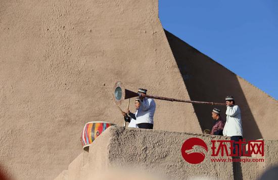 23日早晨，喀什古城正在举行每日例行的入城仪式表演，这也是游客最感兴趣的项目之一