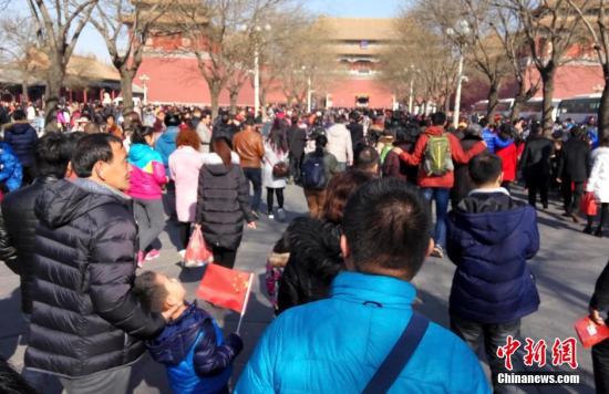 2月9日，北京风和日丽，前往故宫参观的游人络绎不绝。 中新社记者 满会乔 摄