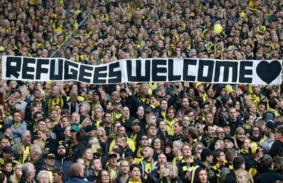  ▲2015年，多特蒙德俱乐部球迷在看台打出“欢迎难民”的标语（图源：《莱茵邮报》）