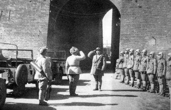 解放军与傅作义部队起义官兵交接北平防务。