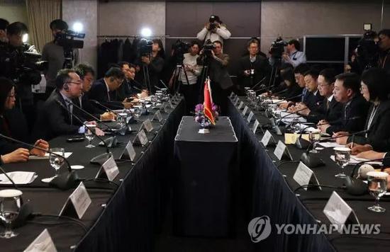 ▲1月22日下午，在首尔乐天酒店，中韩环境官员出席会议。（韩联社）
