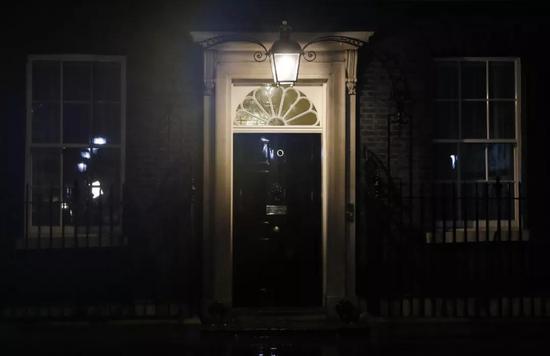 ▲资料图片：这是英国伦敦雨夜中的唐宁街10号（1月29日摄）。（新华社记者 韩岩 摄） 
