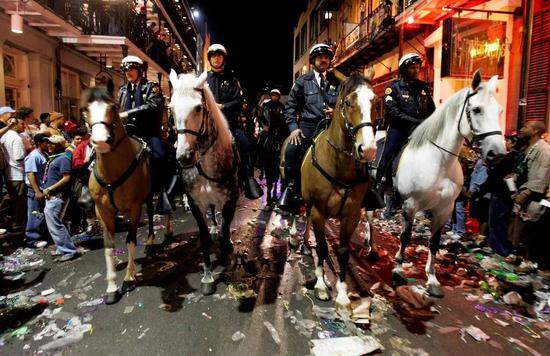  ▲奥尔良教区骑警在法国区波旁街游行 （图via Reuters）
