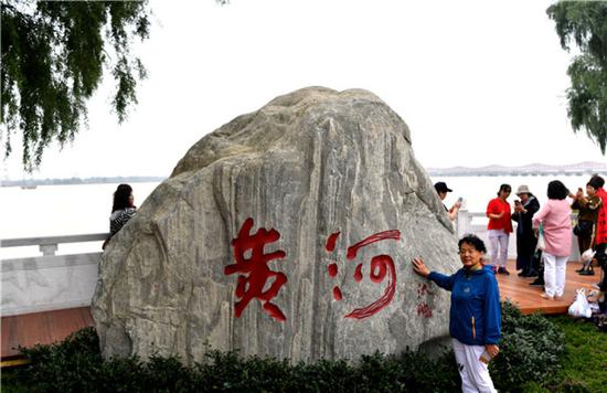 9月19日，游客在郑州黄河国家地质公园游玩。新华社记者 李嘉南 摄