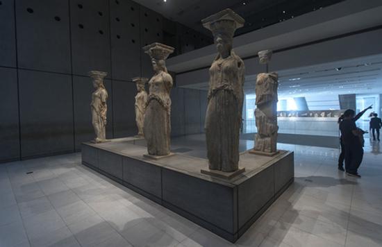 雅典卫城博物馆馆藏伊瑞克特翁神庙女像柱真品。新华社记者费茂华摄
