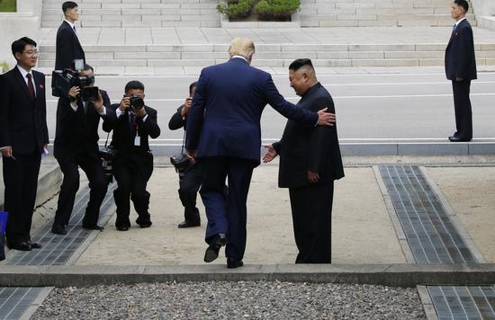 6月30日,正在韩国访问的美国总统特朗普在板门店与朝鲜最高领导人金正恩握手会面后,跨越军事分界线来到朝方一侧。