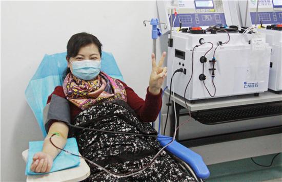 金银潭医院院长张定宇的妻子程琳在捐献血浆（2月18日摄）。新华社记者 才扬 摄