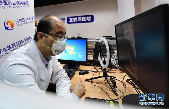 3月3日，天津医科大学总医院的医生用手机视频进行线上问诊。  新华社记者 李然 摄