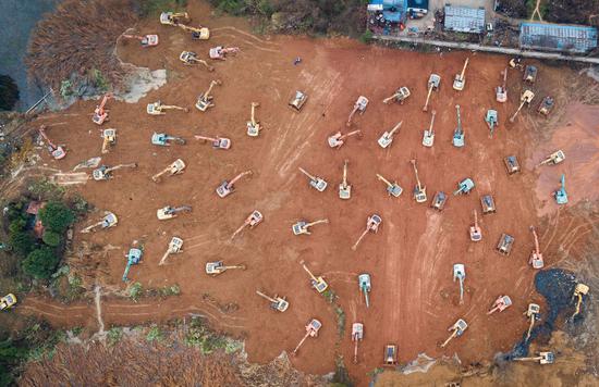 大型机械在武汉火神山医院建设工地施工（1月24日摄，无人机照片）。新华社