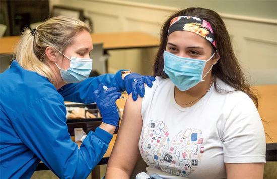  12月22日，一名护士在美国佐治亚州奥古斯塔接受新冠疫苗接种。